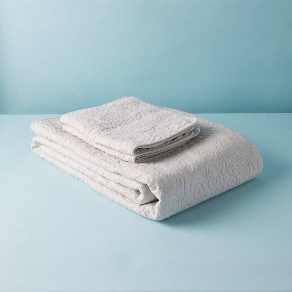 🎉LAST‎ PIECE🎉TAHARI HOME Embroidered Floral Quilt Set - Picture 3 of 7